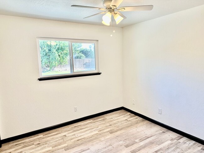 Building Photo - Charming 3 Bed/ 2 Bath Home in Clovis