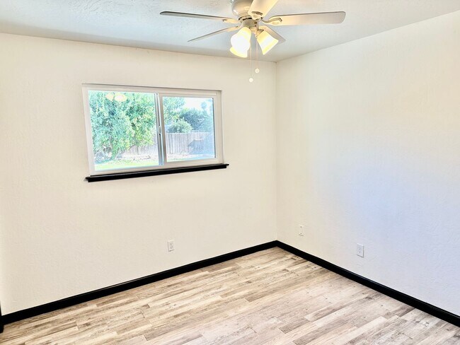 Building Photo - Clovis 3/2 with Large Lot