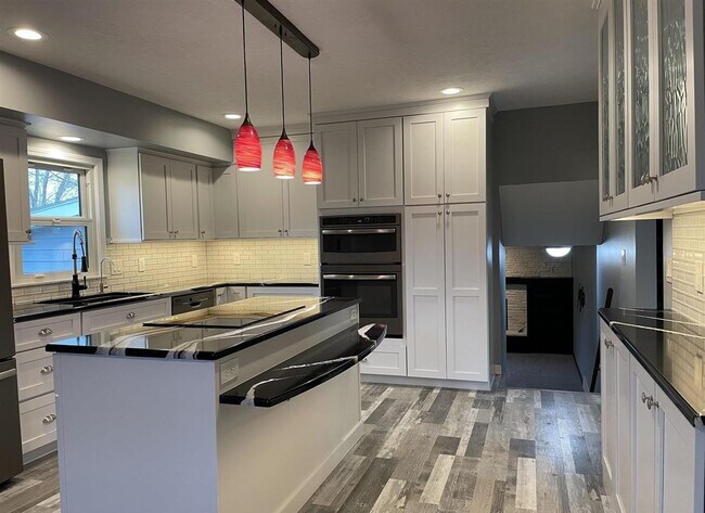 Building Photo - Spacious Tri-Level Home With Modern Upgrad...