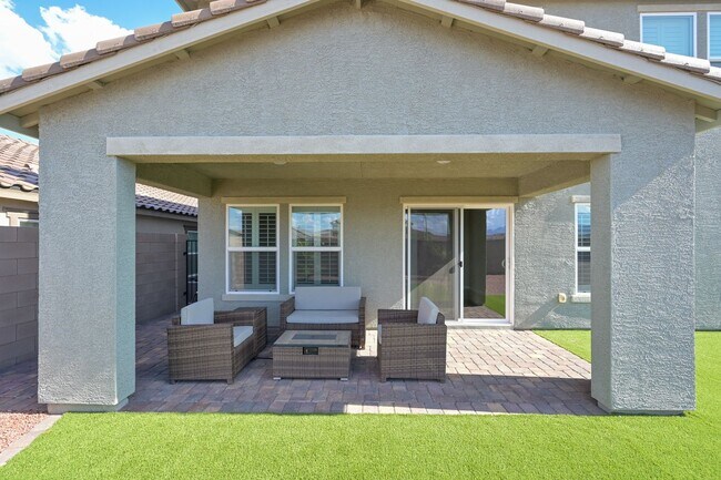 Building Photo - Mountains Edge!! Gated!!  4 bedrooms!! Primary Bedroom and bath down Stairs!! 2 Primary bedrooms!...