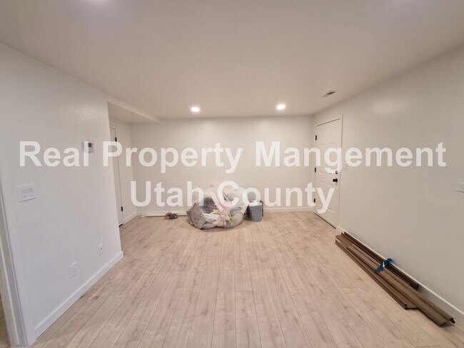 Building Photo - 1146 W 100 N