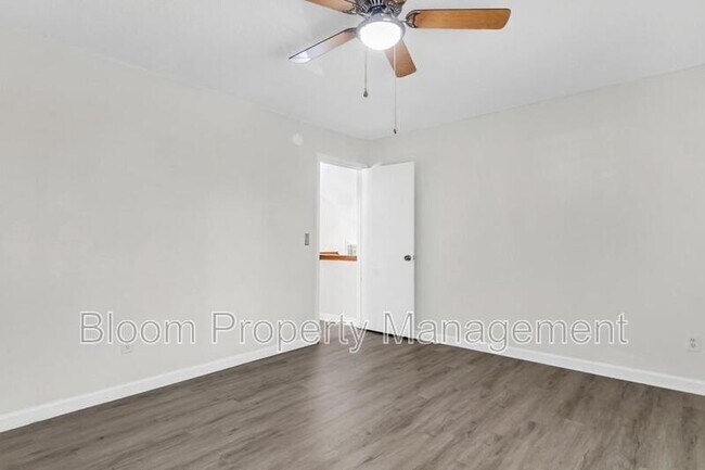 Building Photo - 111 Cottonwood Dr