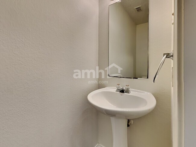 Building Photo - 205 Phlox Ln