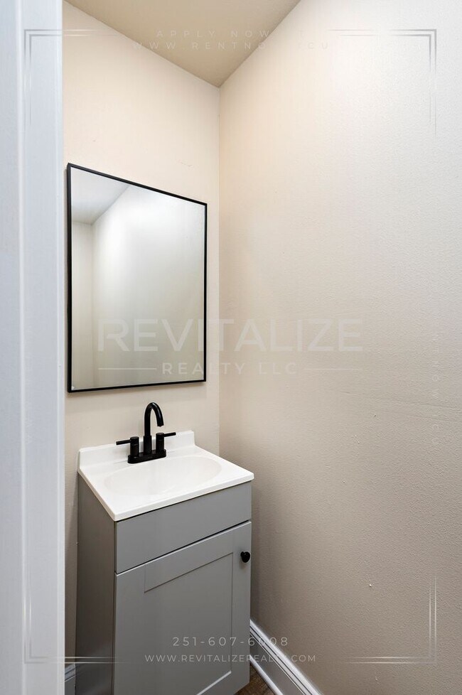 Building Photo - 1704 McGill Ave