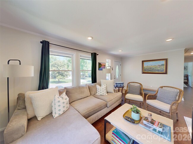 Building Photo - 640 Manhasset Rd