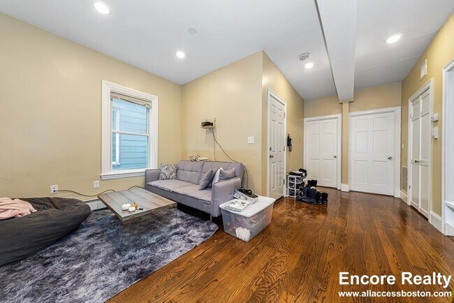 Building Photo - 1566 Tremont St