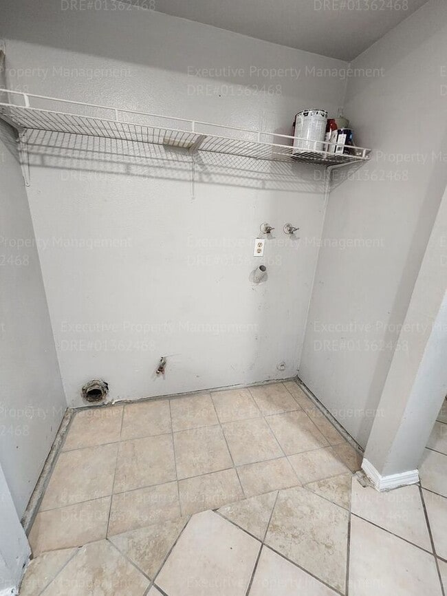 Building Photo - Charming 3 bedrooms/ 2.5 bathroom home.