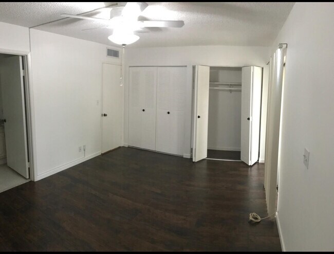 Building Photo - 700 Village Green Ct