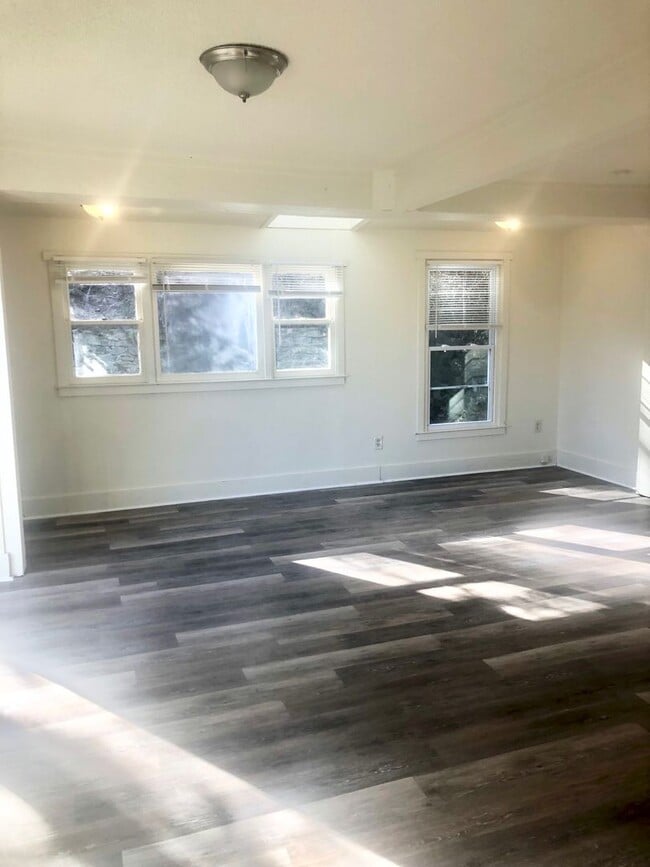 Building Photo - Updated Seymour Unit for Rent