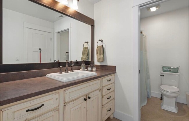 Building Photo - Stunning luxury rental!