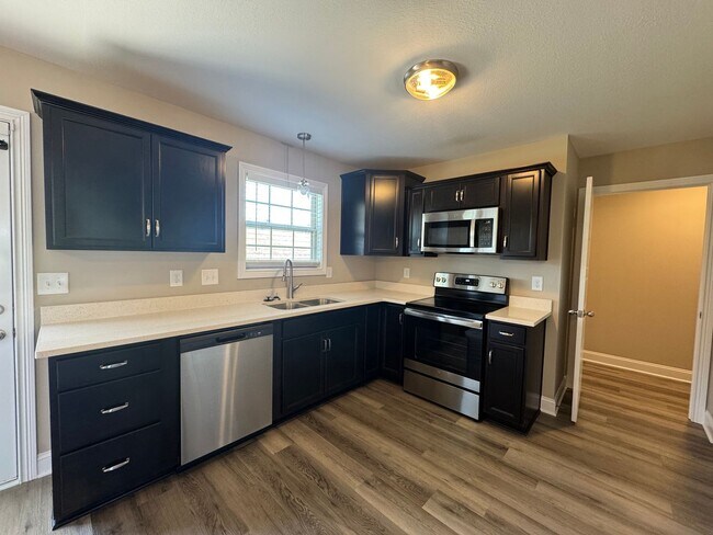 Building Photo - Gorgeous, Like New Home For Rent in Sango!