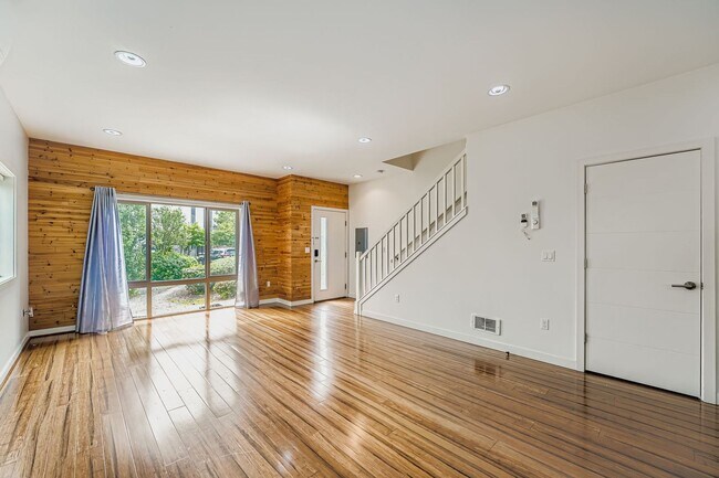 Building Photo - Modern 2-Bed, 2-Bath Townhome with Air-Conditioning in Rainier Beach