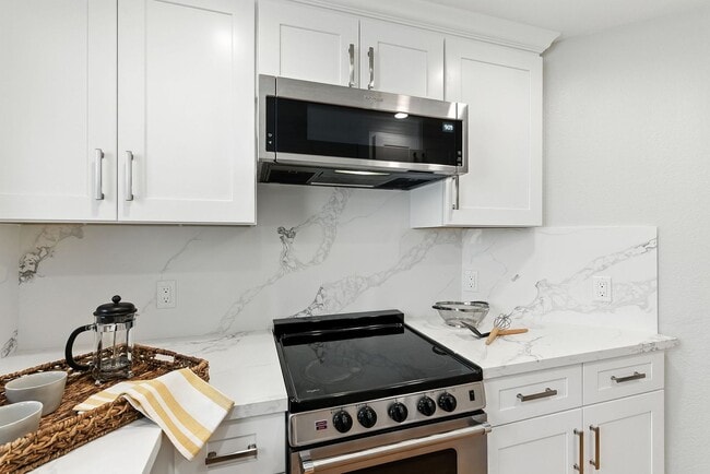 Building Photo - Beautifully Remodeled One-Bedroom Condo