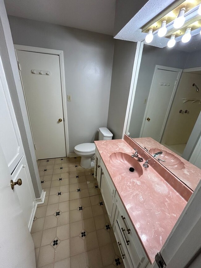 Building Photo - Discover the perfect mix of elegance and c...