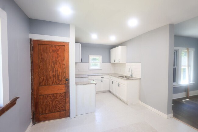 Building Photo - 3529 E 106th St