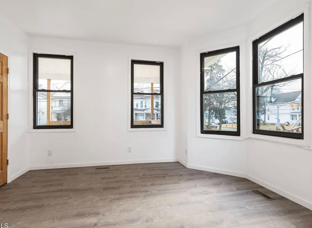 Building Photo - 84 N Allen St