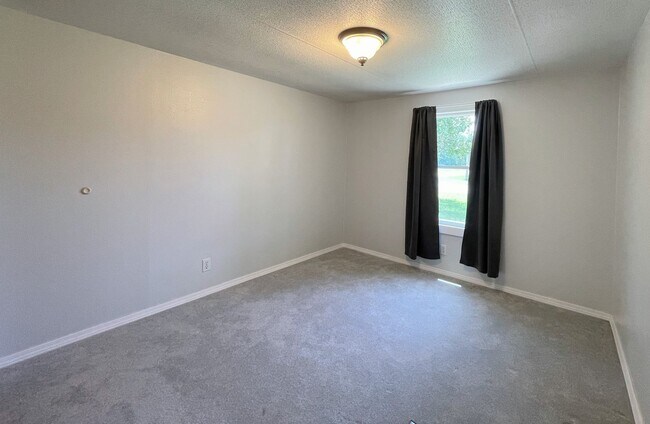 Building Photo - 3 bedroom home located in South Hutchinson