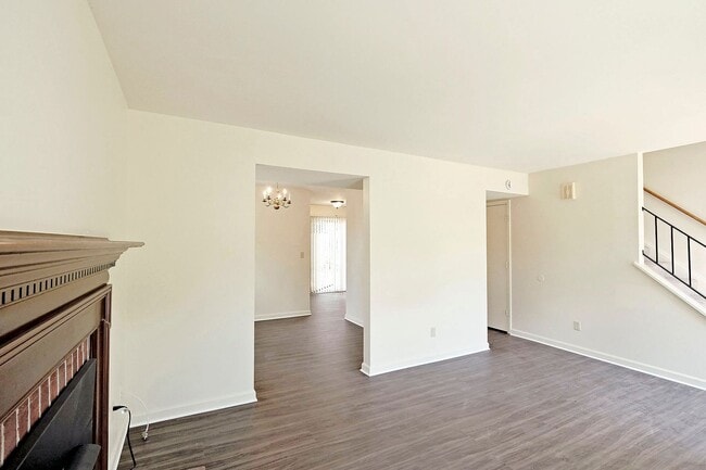 Building Photo - Move-in Ready/Pet-Friendly Briarwood Duplex