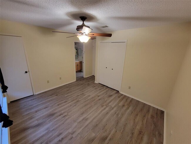 Building Photo - 1015 E Yager Ln