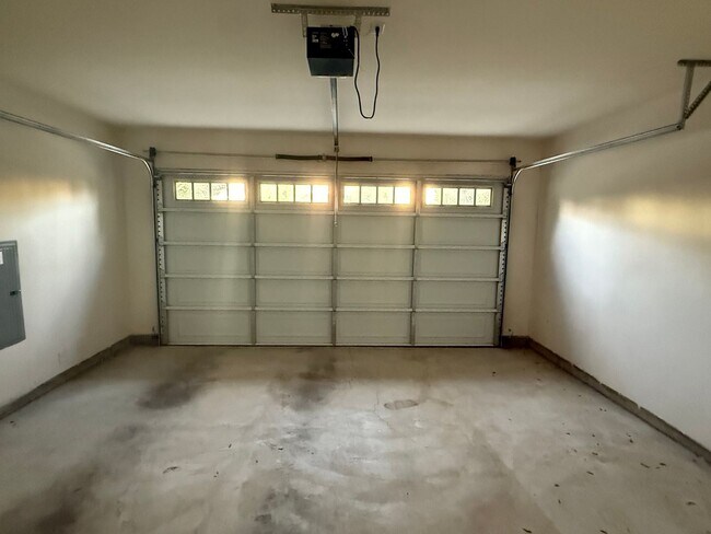 Building Photo - Beautiful 3 Bedroom House with High Ceilin...