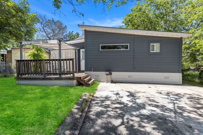 Building Photo - Fully renovated home close to downtown