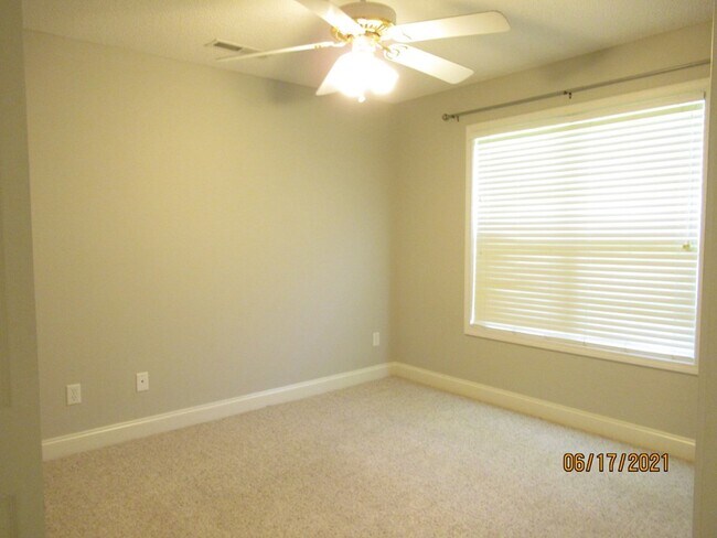 Building Photo - 3430 Beacon Dr