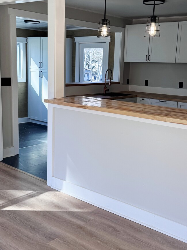 Building Photo - 1880 E Broad St