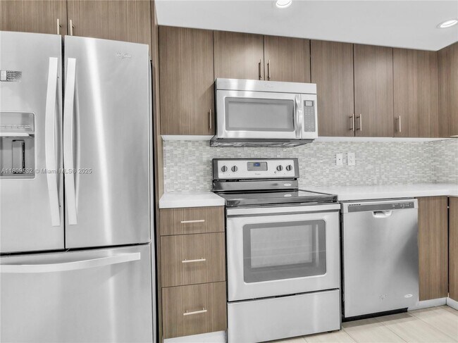 Building Photo - 9373 Fontainebleau Blvd
