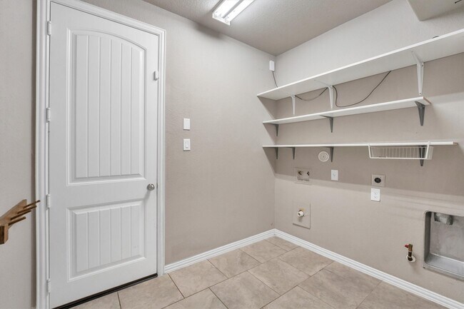 Building Photo - 6723 Mossridge Dr