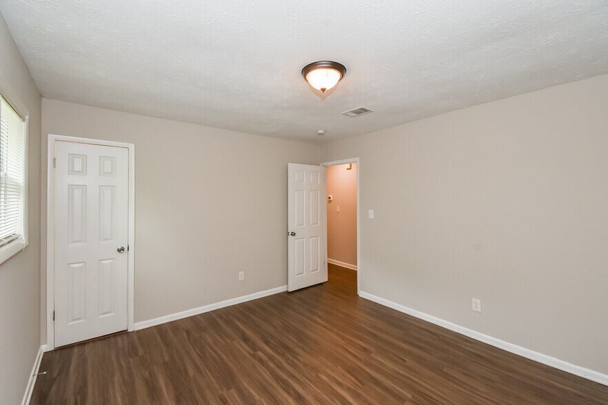 Building Photo - 8888 Northview Dr