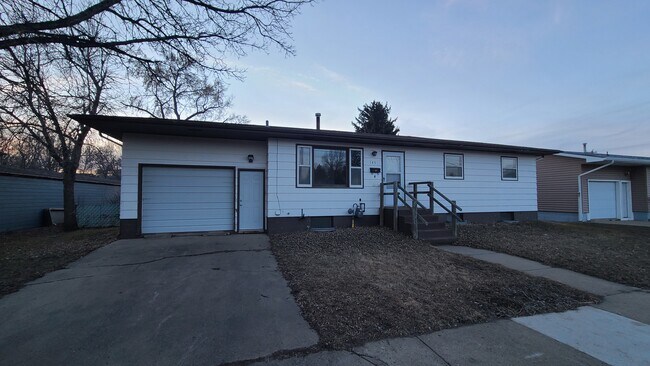 Primary Photo - 145 8th Ave E