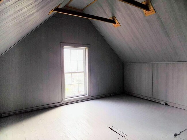 Building Photo - 4 Bedroom 1 bath