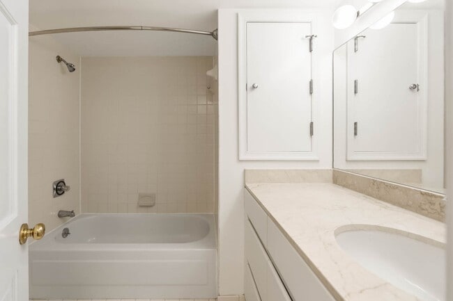 Building Photo - Penn Quarter Condo