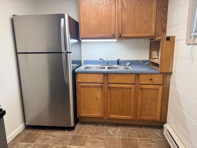 Building Photo - Spacious 1 Bedroom Apartment - Will keep you cool this summer!