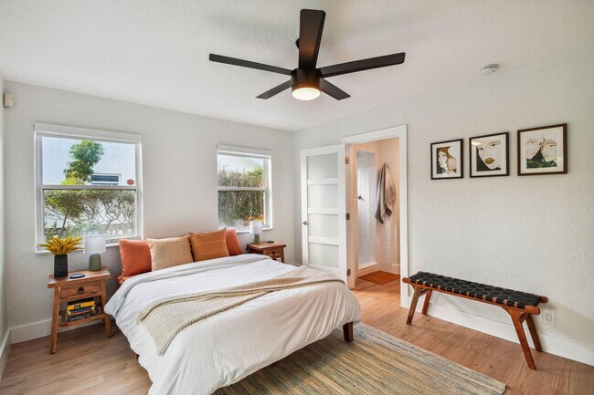 Building Photo - 702 NE 10th Ave