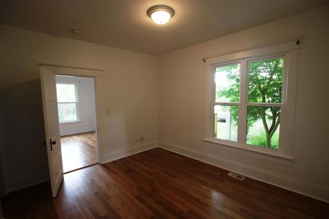 Building Photo - Lovely Craftsman Style Home Ballard !