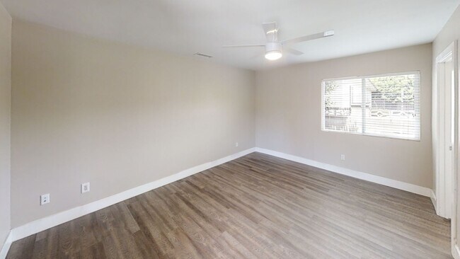 Building Photo - Large House, Great for Big Group! Close to...