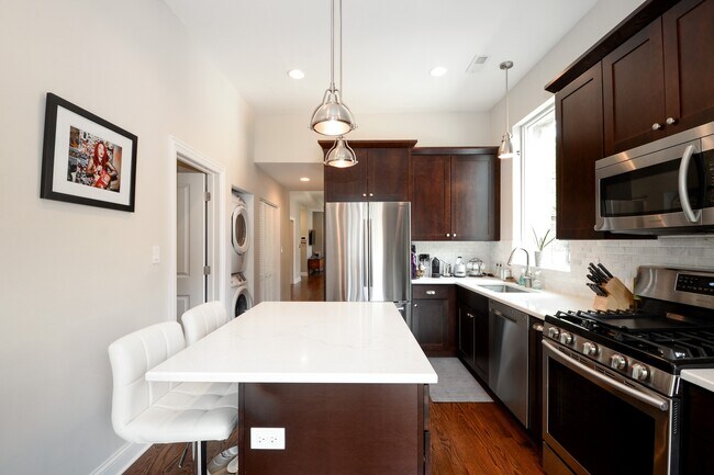 Building Photo - 1545 N Claremont Ave