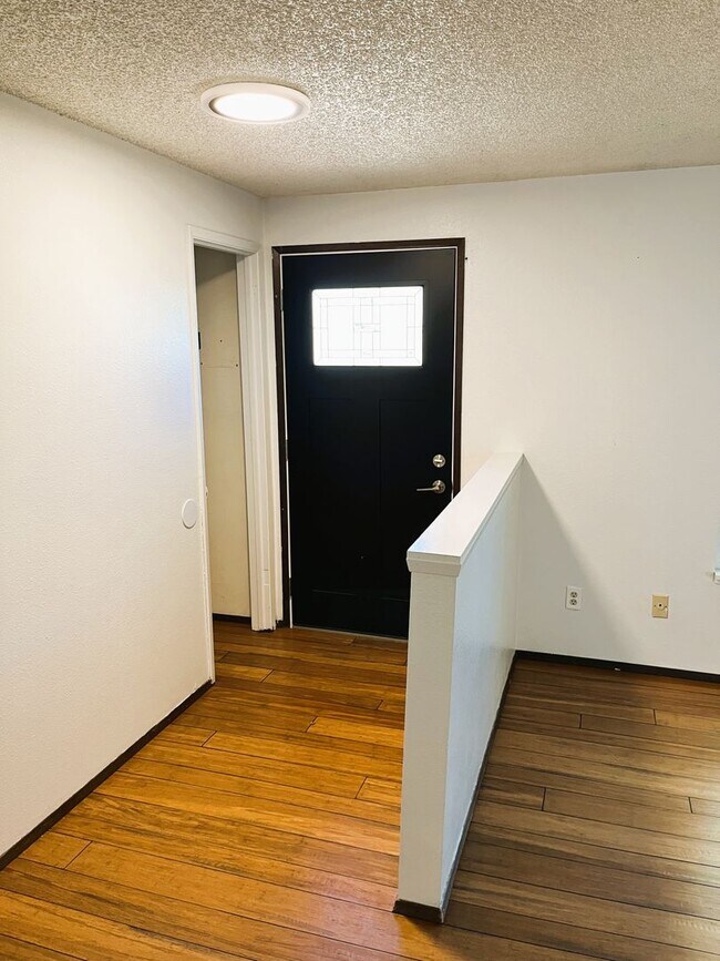 Building Photo - Beautifully Appointed Home on Generous Lot – SE Portland Rental!