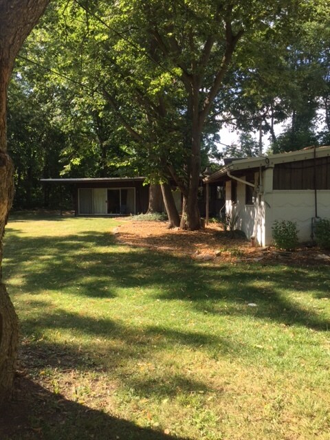 Yard - 1220 Fostoria Ave