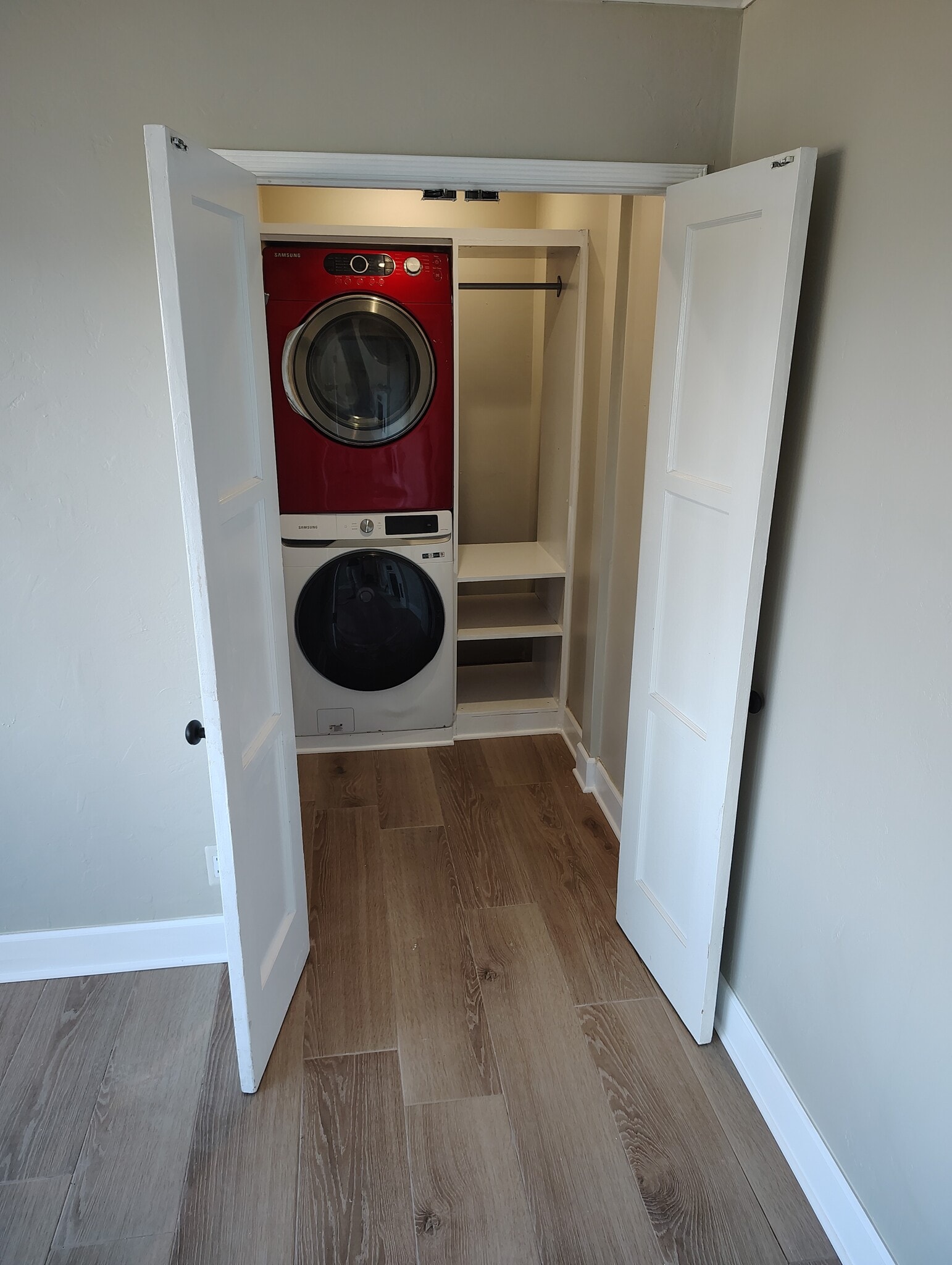Laundry, Walk in Closet - 4343 Valle Dr