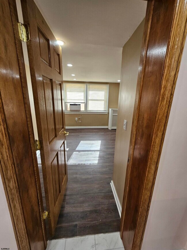 Building Photo - 7 S Laclede Pl