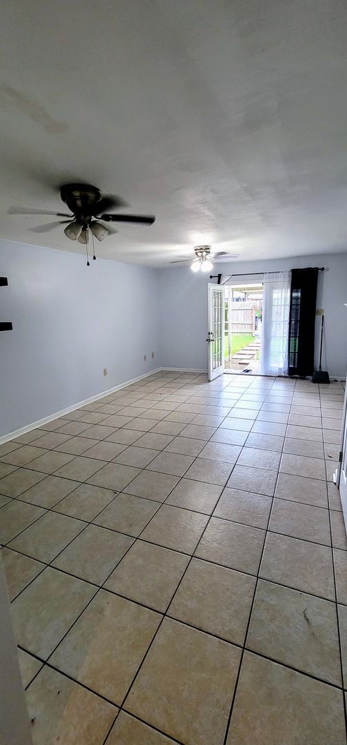 Building Photo - 13932/13934 Azalea Park Ave