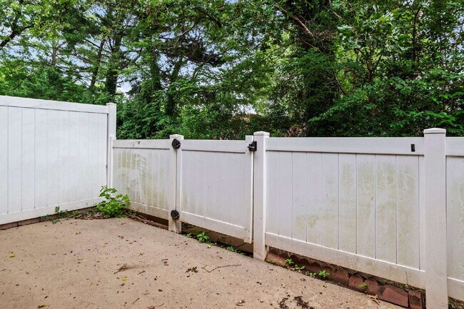 Building Photo - "Charming 2-Bed Condo in Greensboro with S...