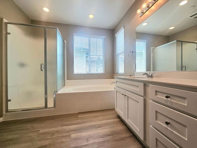 Building Photo - Gorgeous Spacious 3-Bedroom Home Now Avail...