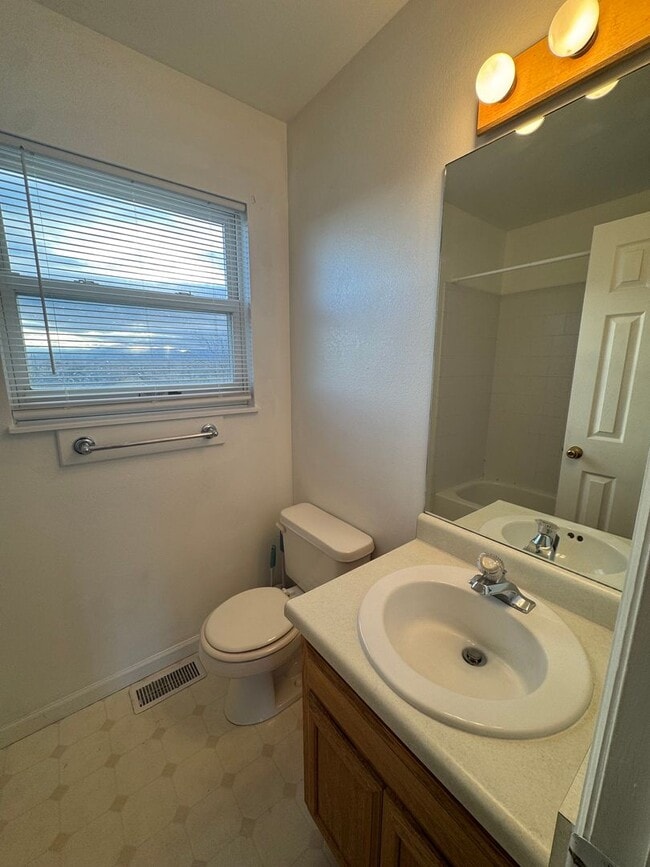 Building Photo - 498-498 W Bellflower Dr