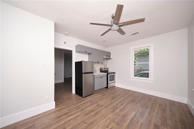 Building Photo - 208 W 45th St