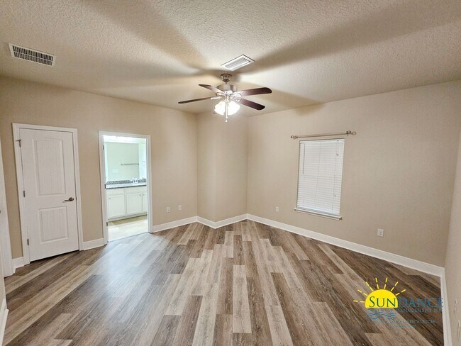 Building Photo - Lovely 3 Bedroom Home in Driftwood Estates!