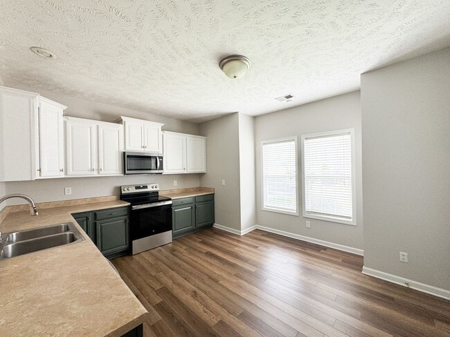 Building Photo - Gorgeous 2 Bed, 2 Bath End Unit Townhome