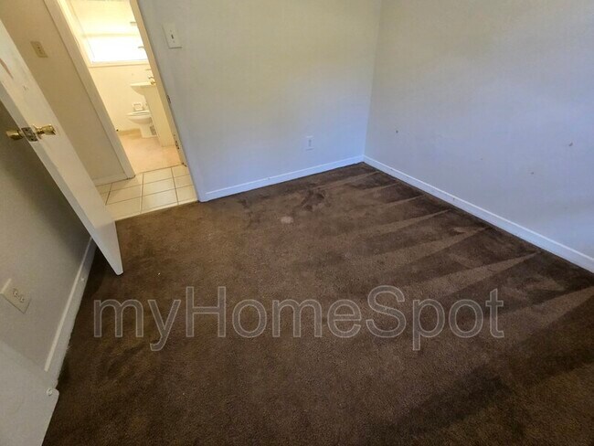 Building Photo - 916 Twinbrook Ave